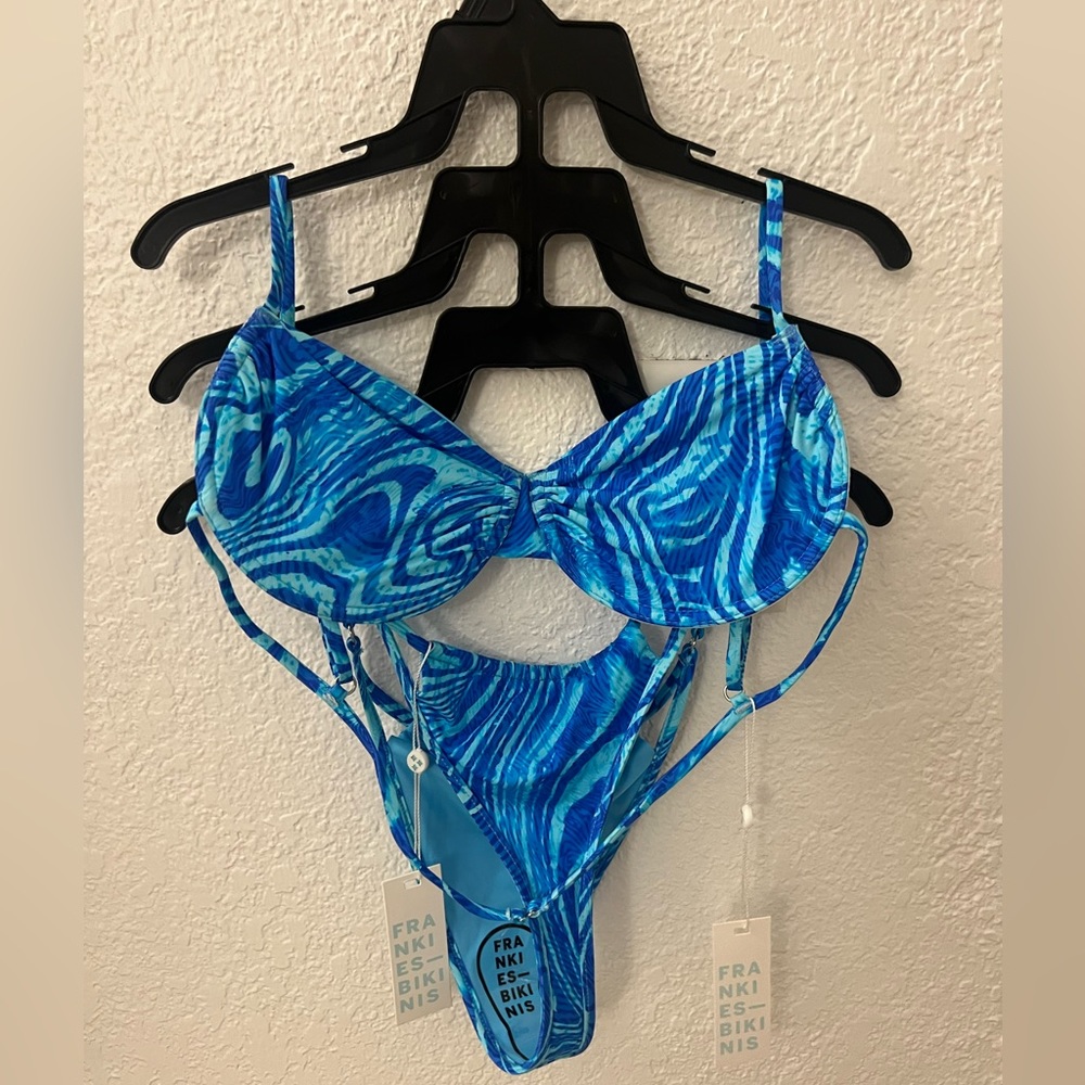 NWT: Frankie’s Bikinis: blue floral Maggie top and Ivy bottom - XL